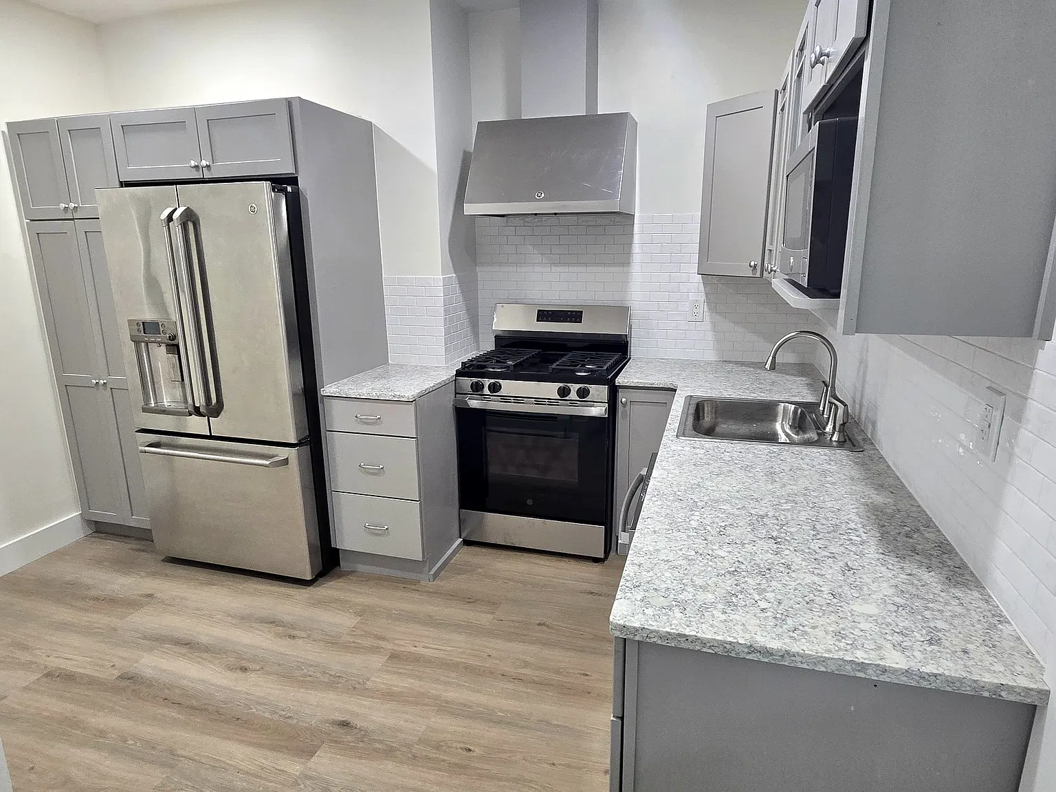 2 bed, 800 sqft, $2,200 — Photo 2