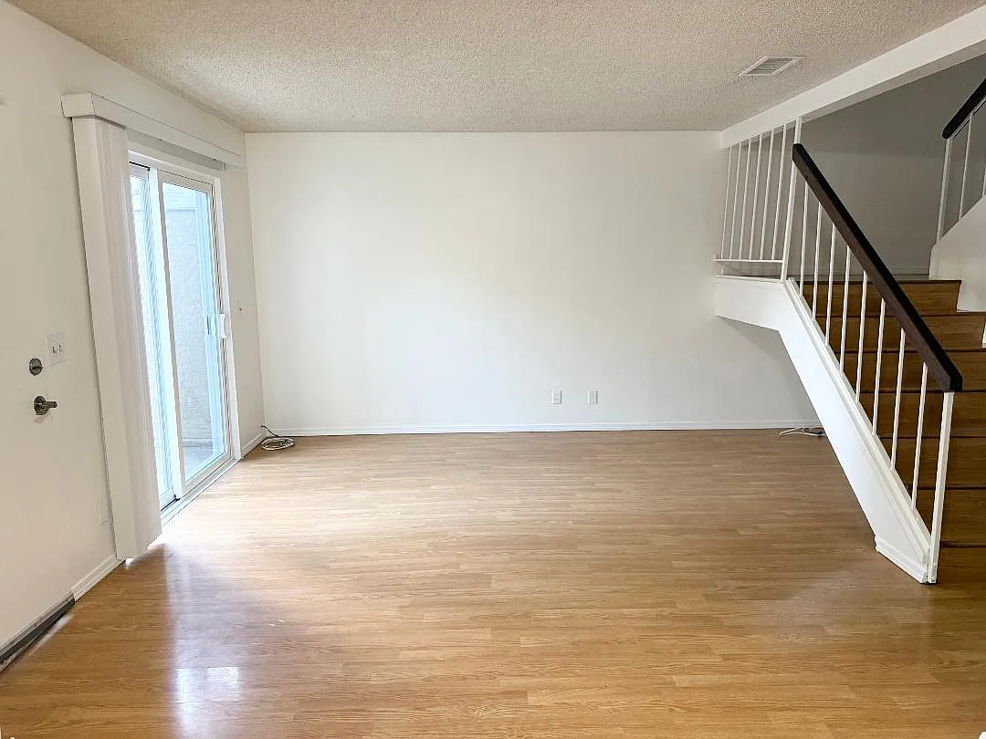 3 bed, 1261 sqft, $3,575 — Photo 2