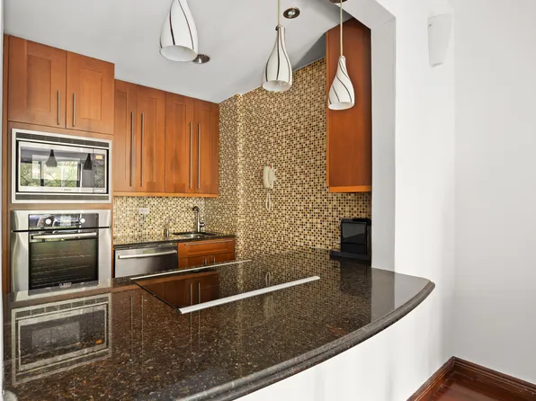 100 United Nations Plaza image 3 of 6