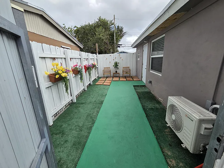 4824 SW 45th Ave — Photo 3