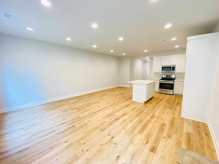 1095 N Village Dr — Photo 9