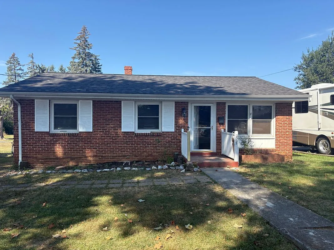 3 bed, 1.0 bath, 1073 sqft, $1,900 — Photo 1