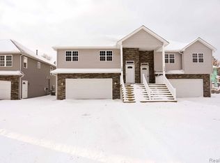 135 Whispering Pines Dr #4, Fenton, MI 48430