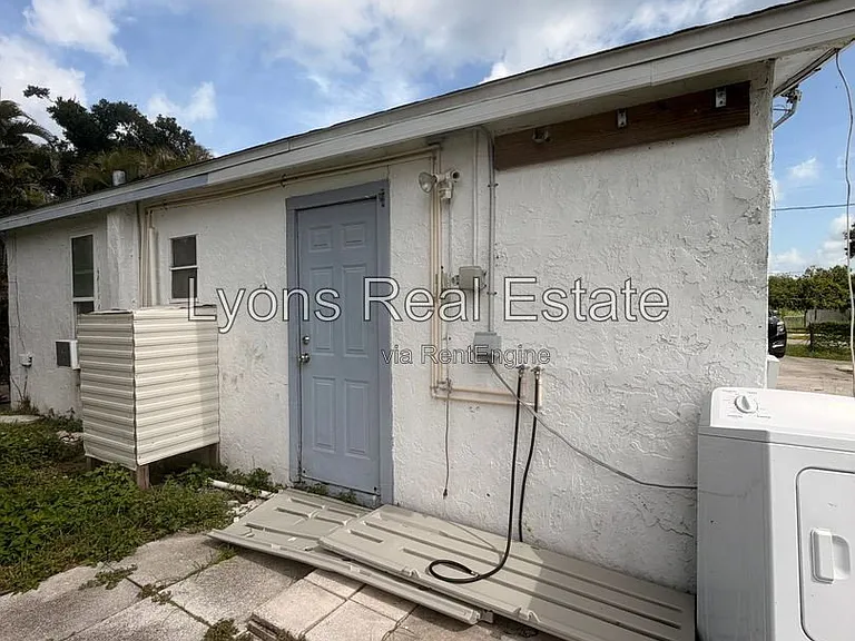 8110 Howell Ave — Photo 14