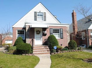5627 214th St, Oakland Gardens, NY 11364