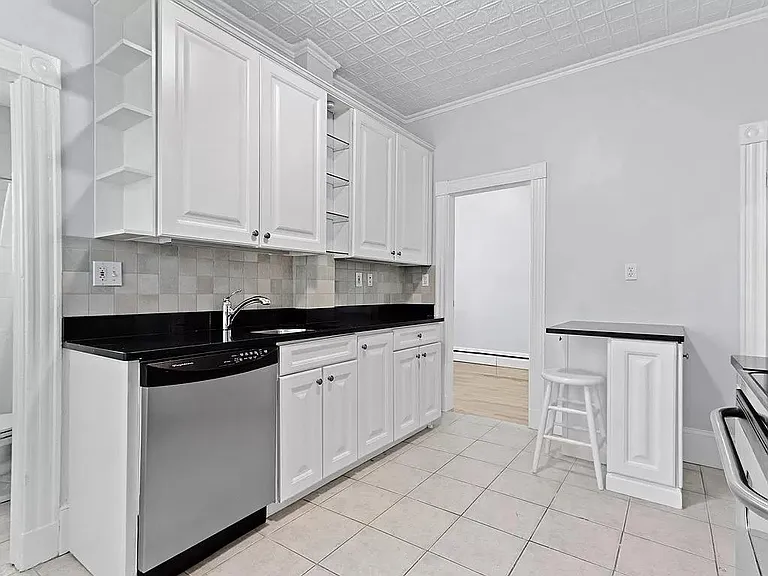 428 E 6th St #1 — Photo 4