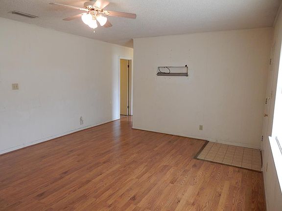 3rd image of 388 Northwest Dr