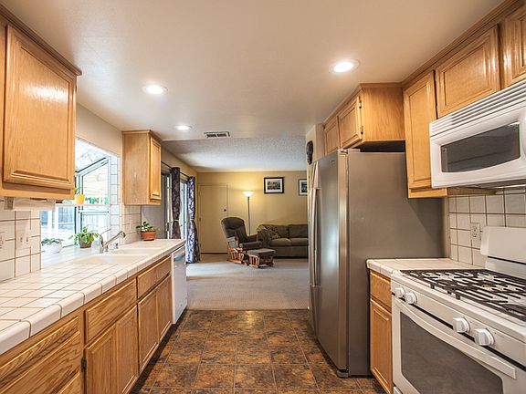 4th image of 2732 King Edward Drive