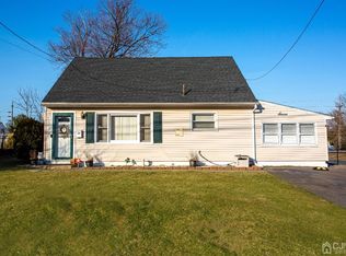 7 Kendall Dr, Parlin, NJ 08859