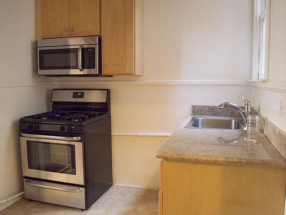 4th image of 654 Clayton St Unit B