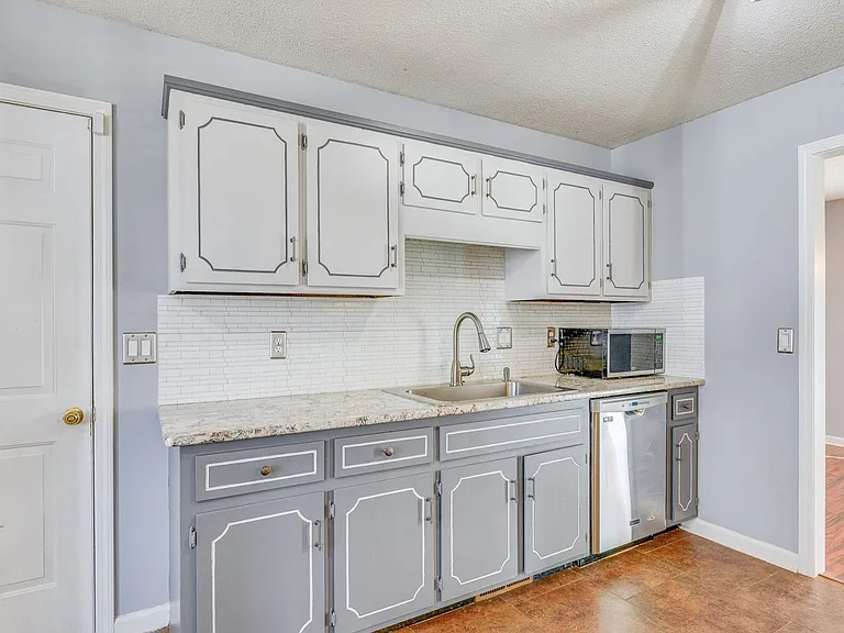 1737 Crestview Dr — Photo 6