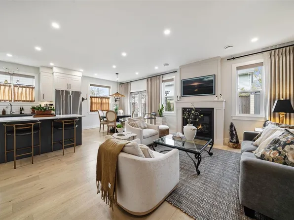 912 Clarke Rd, Central Saanich, BC V8M 2G1