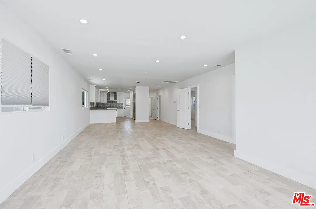 4 bed, 2500 sqft, $8,495 — Photo 3
