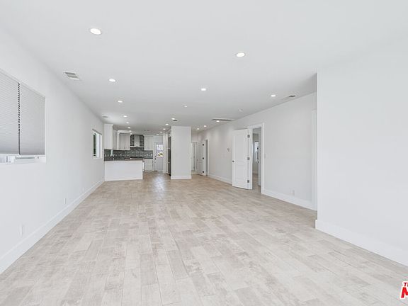 3rd image of 869 Warren Ave