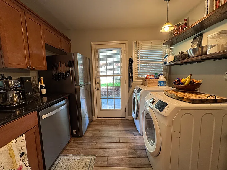 2571 Warwick Cir — Photo 13