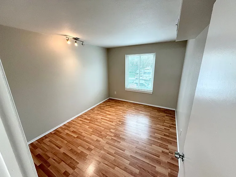 495 E Creekside Cir #D — Photo 9