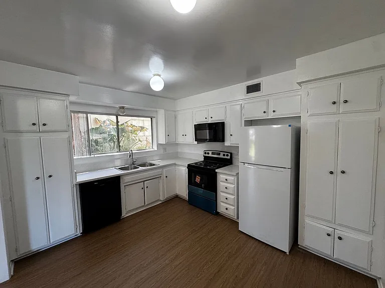 100 - Kimberly Apartments — Photo 45