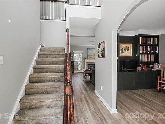 5th image of 148 Foxtail Dr