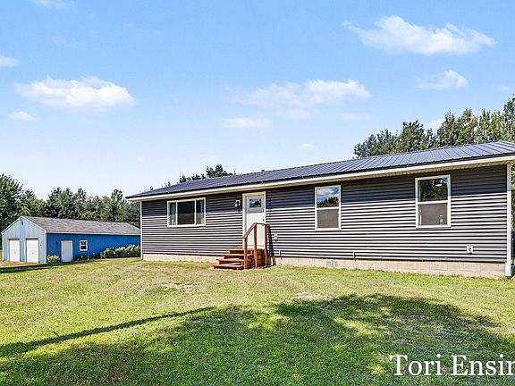 3rd image of 3501 E Evergreen Rd