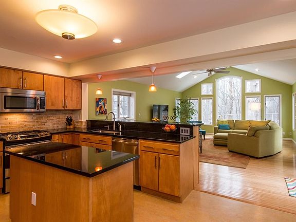 4th image of 372 Burr Oak Dr