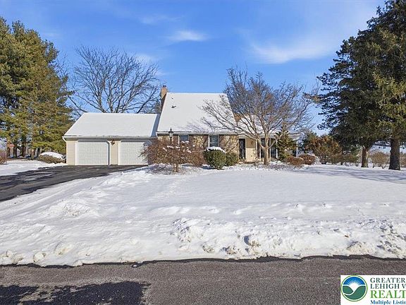 2nd image of 9 Kensington Cir