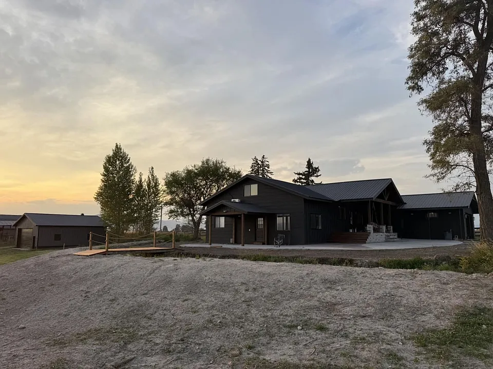 43715 Round Butte Rd