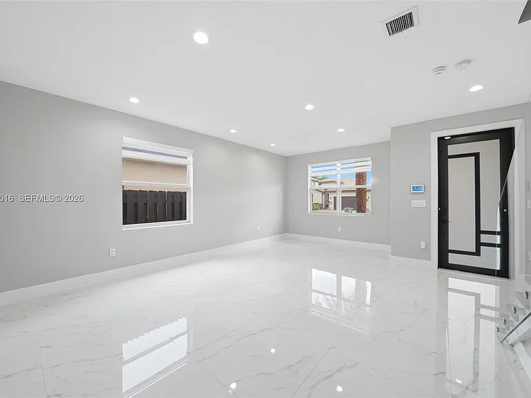4107 NE 20th St — Photo 3