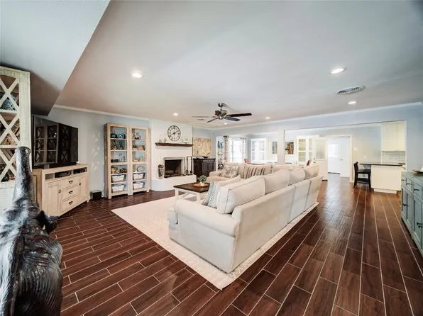 6210 N Hill Ln, Fort Worth, TX 76135