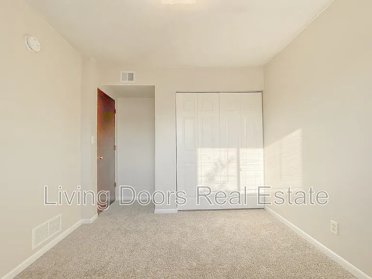 4711 Gladstone St — Photo 13