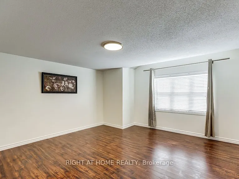 402 Lausanne Cres — Photo 17