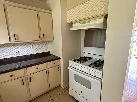 2nd image of 1805 Leslie St
