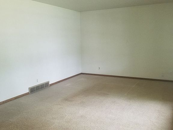 3rd image of 323 Dawn Ave
