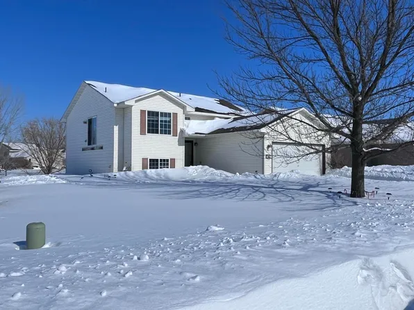 704 Frontier Dr, Belle Plaine, MN 56011