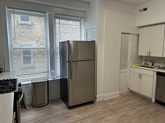 3rd image of 2337 W Superior St APT 1F