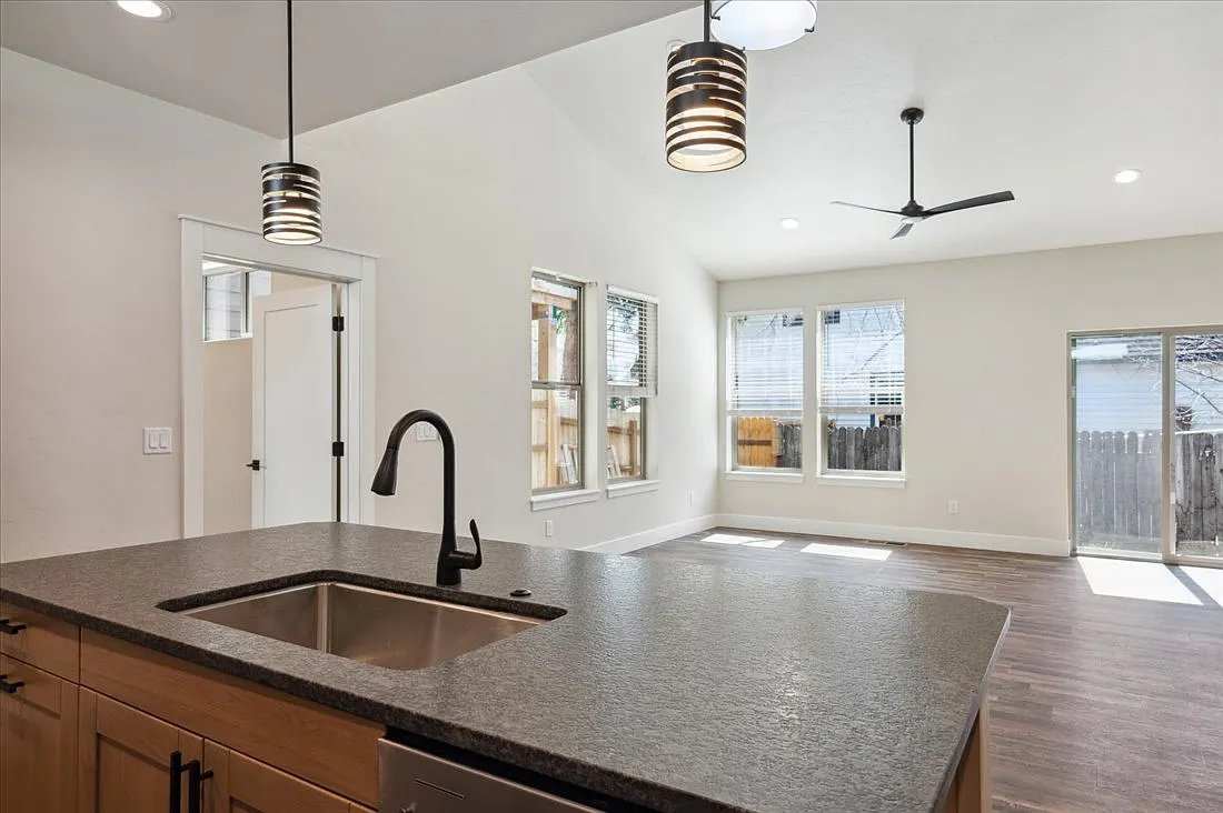 3 bed, 2.5 bath, 1500 sqft, $3,500 — Photo 4