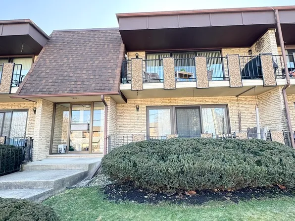 9105 S Roberts Rd APT 3B, Hickory Hills, IL 60457