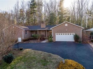 21 Oak Hollow Dr, Asheville, NC 28805