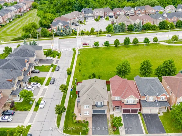 17 Pefferlaw Cir, Brampton, ON L6Y 0K2
