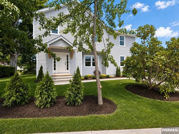 3 Grove St, Waldwick, NJ 07463