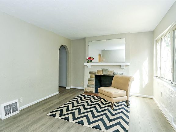 4th image of 427 Wiltshire Blvd