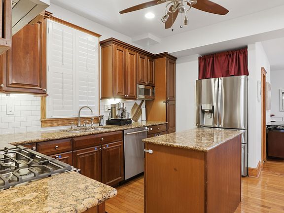 3rd image of 30 Longfellow St NE