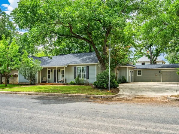 709 W Travis St, Fredericksburg, TX 78624