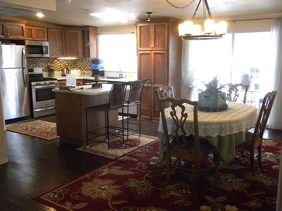 dining rm, breakfast bar