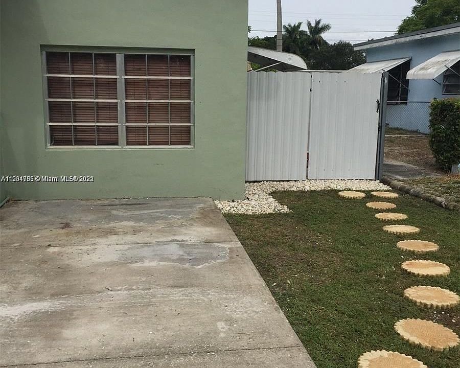 1st image of 596 Palmetto Dr #1