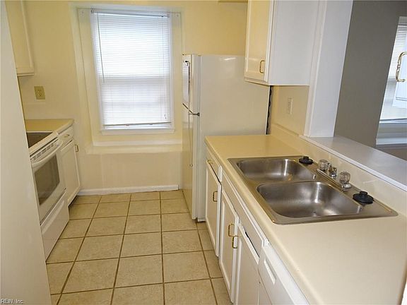 4th image of 719 Brook Meadow Ct