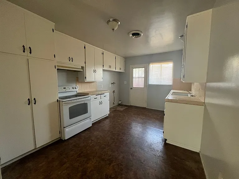 229 S Buena Vista St — Photo 32