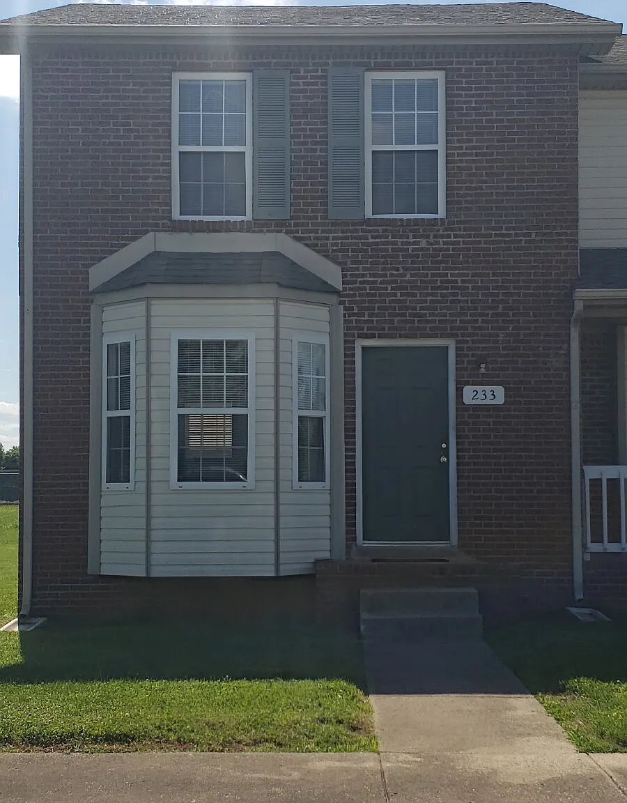 2 bed, 1.5 bath, 1100 sqft, $995 — Photo 1