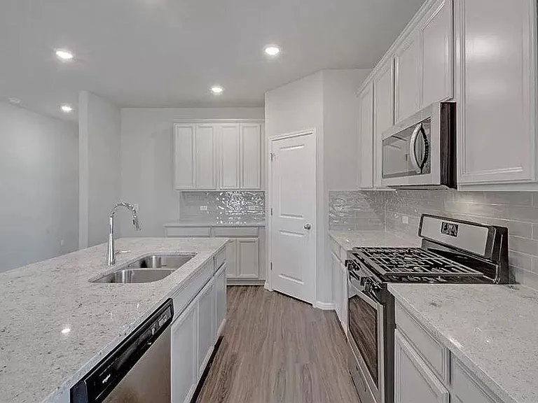 1605 Torre St — Photo 9