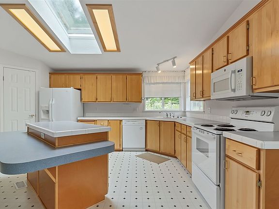 3rd image of 550 West Blvd
