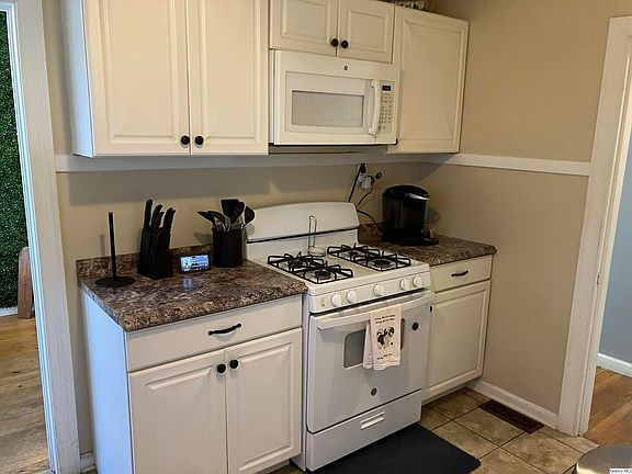 4th image of 2415 Larch Rd